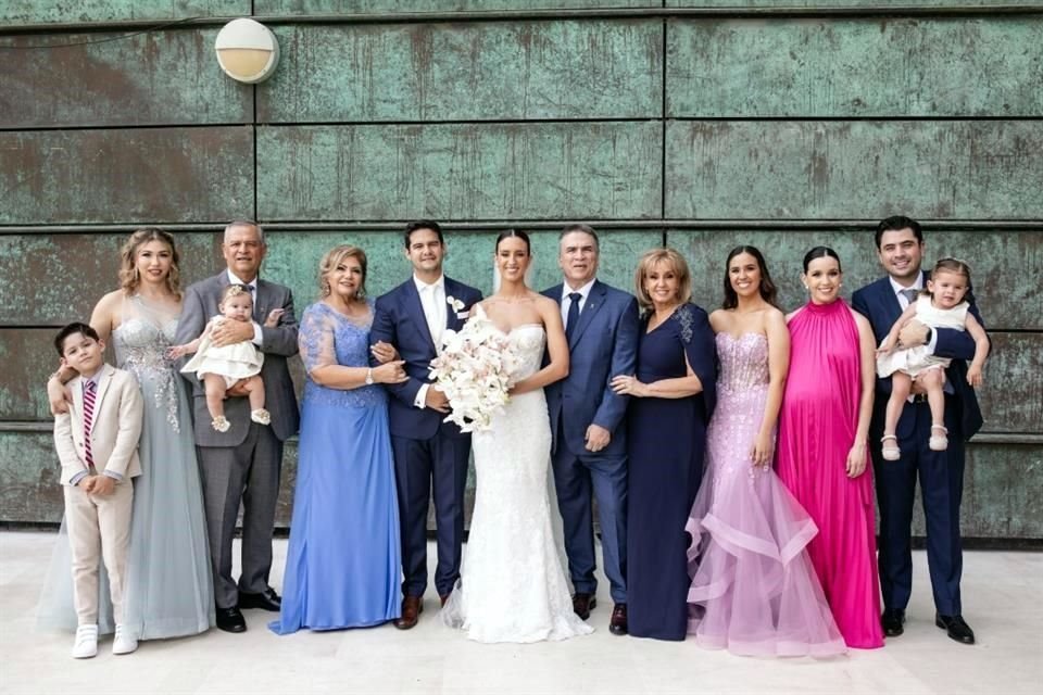 Los novios con sus familias