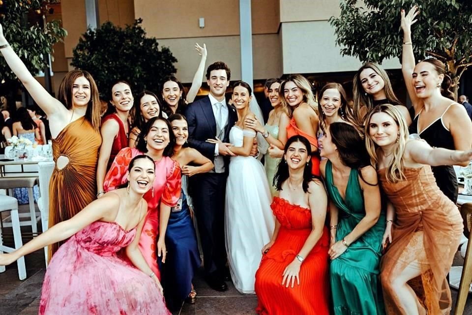Los novios con un grupo de amigas.