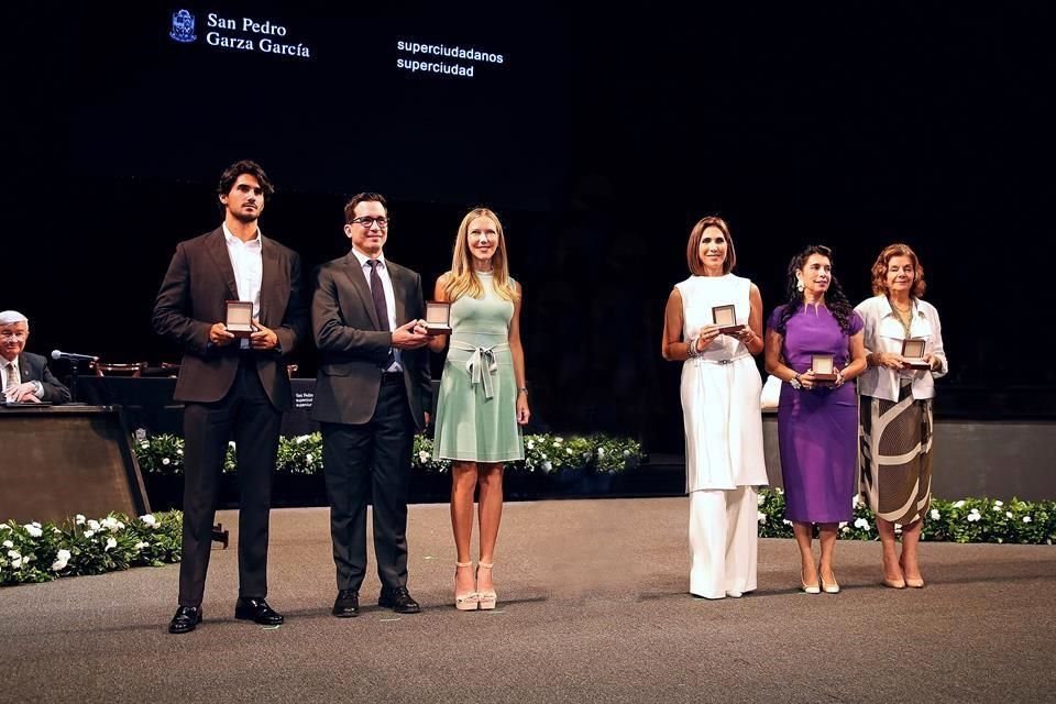 Juan Patricio Orozco, en representación de su papá Juan Orozco Madrigal; Óscar de la Garza, Mónica Zambrano, Luz María Garza Treviño, Luz Virginia González y Alicia Navarro