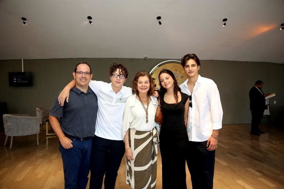 Pablo Martínez, Pablo Martínez, Alicia Navarro de Martínez, Emilia Martínez y Daniel Guajardo