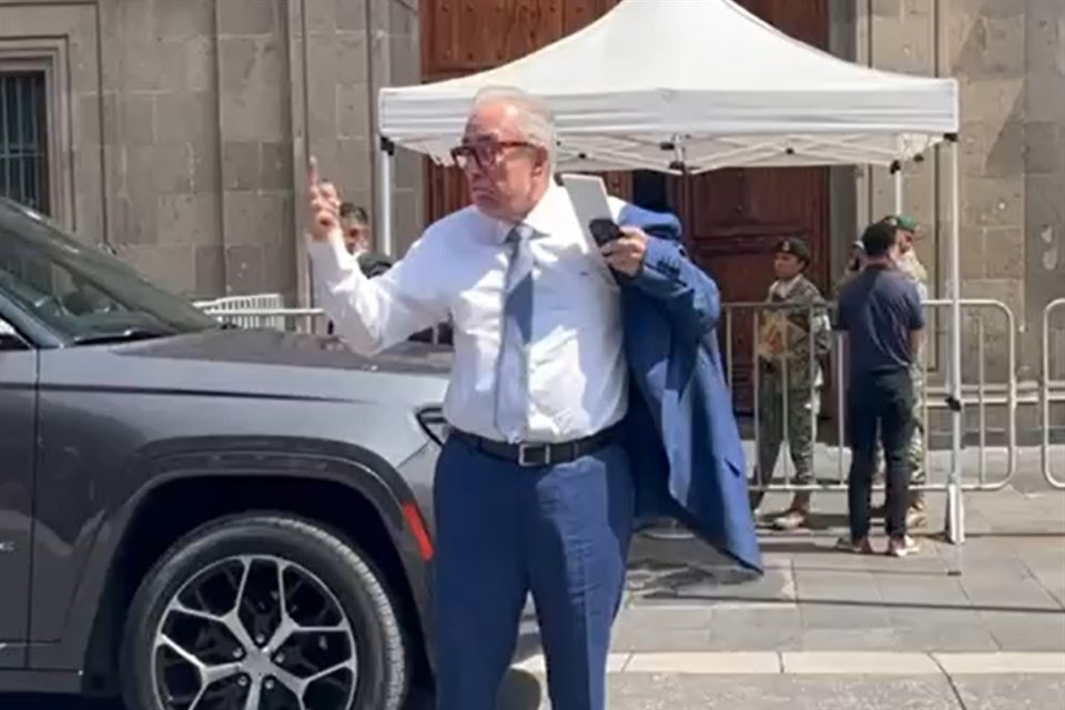 Rocha llegó a Palacio Nacional por la calle de Corregidora a bordo de una camioneta Jeep Grand Cherokee de modelo reciente.