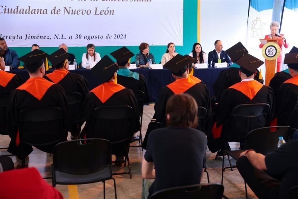 La ceremonia de graduación, que arrancó a las 11:00 horas, tuvo como padrino del evento al Senador Luis Donaldo Colosio Riojas.