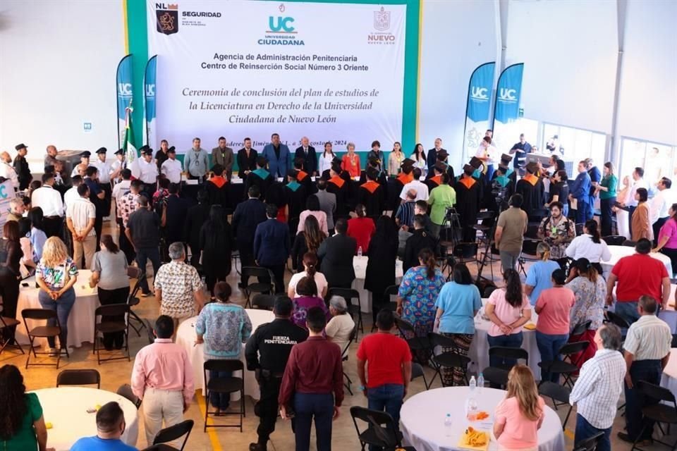 La ceremonia de graduación, que arrancó a las 11:00 horas, tuvo como padrino del evento al Senador Luis Donaldo Colosio Riojas.