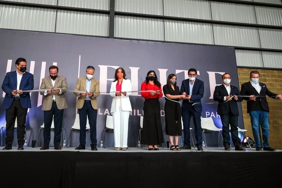 Desarrolladores y autoridades inaugurando un nuevo parque industrial. 