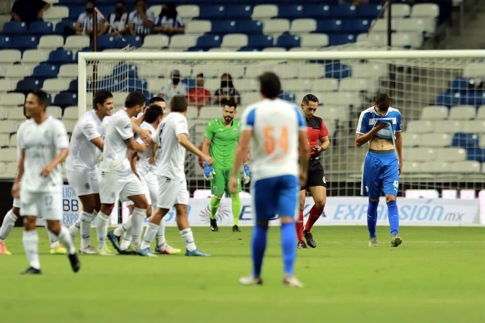 Aldo De Nigris debutó al frente de Raya2 con derrota de 2-1 ante Cancún FC en el estreno del cuadro filial de los Rayados en el Estadio BBVA. Repasa las imágenes del partido.