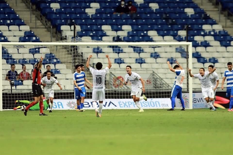 Aldo De Nigris debutó al frente de Raya2 con derrota de 2-1 ante Cancún FC en el estreno del cuadro filial de los Rayados en el Estadio BBVA. Repasa las imágenes del partido.