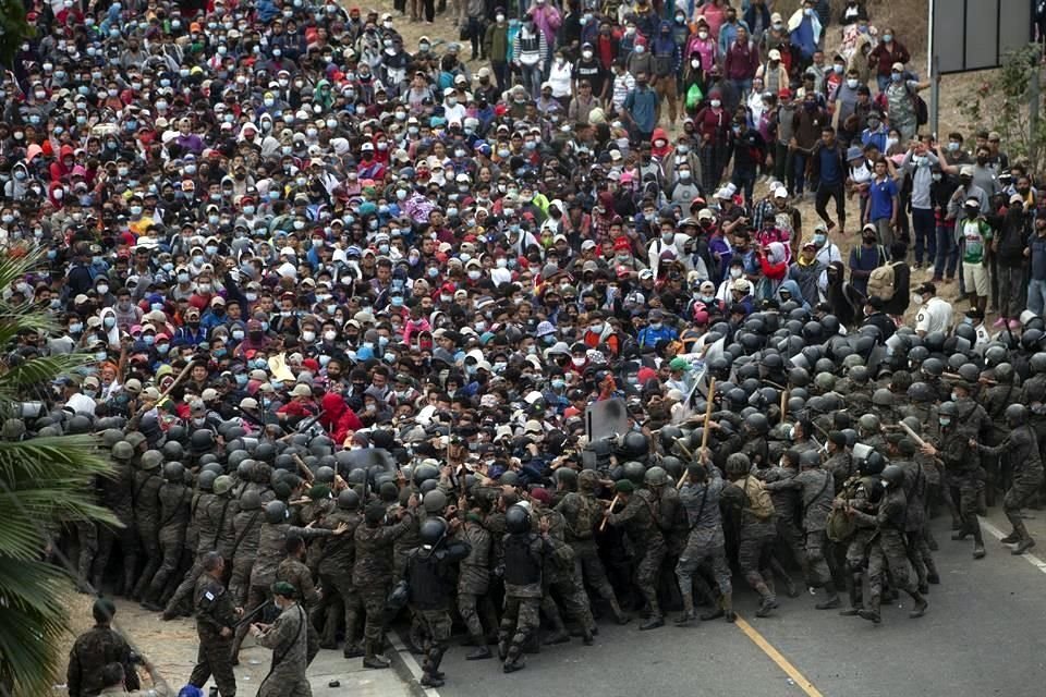 En enero, la Policía de Guatemala intenta detener el paso de una caravana de unos 9 mil hondureños que querían llegar a EU.