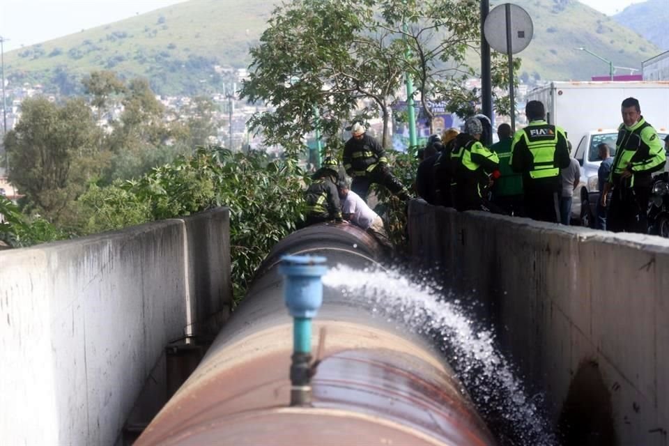 Los empleados hicieron cuñas de un tronco para tapar el orificio, pero batallaron durante casi una hora, mientras el agua se desperdició.