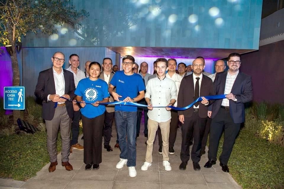 Corte de listón de la Casa Oliva, primer premio del 217º Tradicional Sorteo Tec.