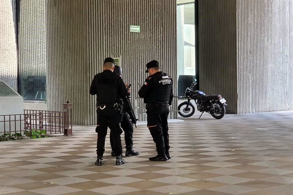 Uniformados de Fuerza Civil acudieron a las afueras del recinto legislativo.