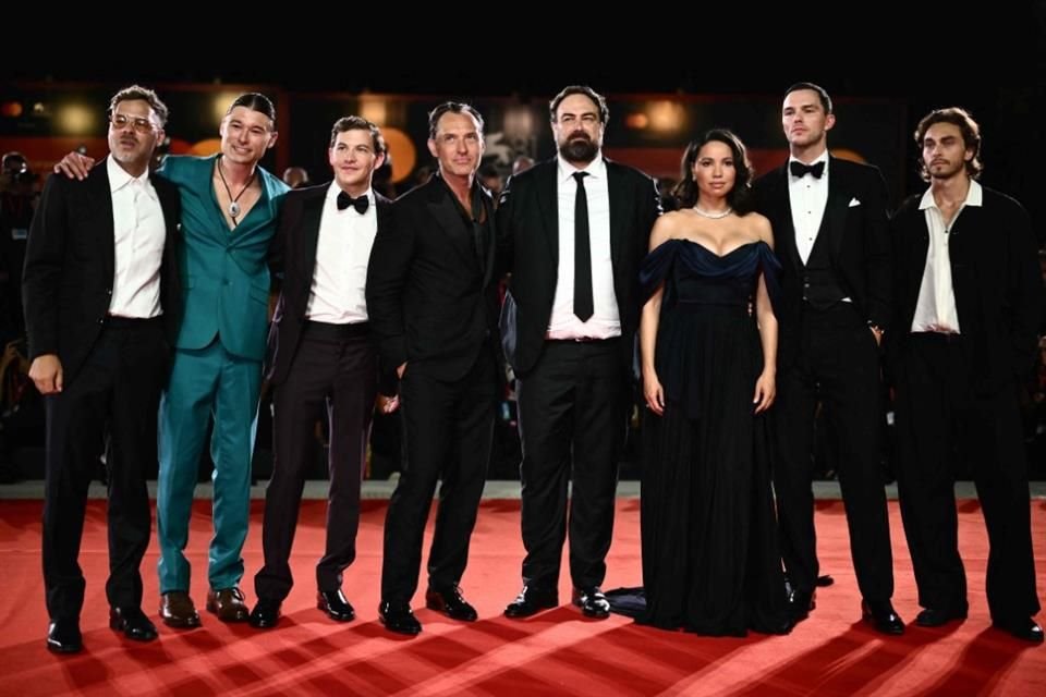 Law viajó a Italia con su director, Justin Kurzel, y sus coprotagonistas Hoult, Jurnee Smollett y Tye Sheridan para el estreno.