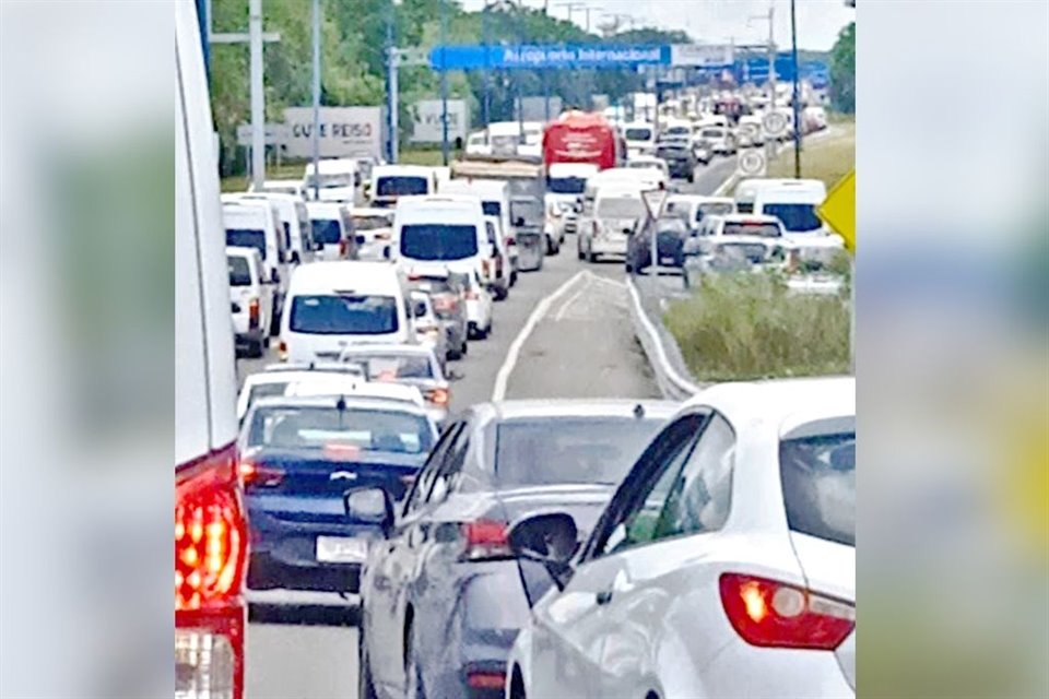 Las protestas afectaron a los viajeros que iban al aeropuerto.