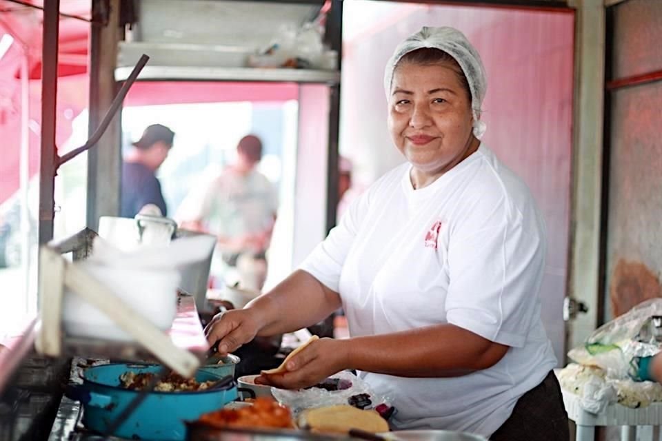 Con su peculiar estilo, María Reyes Sánchez dirige Tacos Doña Mary La Gritona desde el 2004.