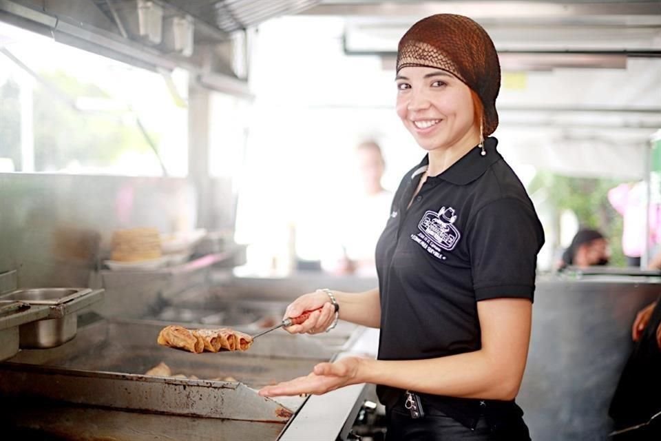 Lizeth Rico es de la tercera generación al frente de Tacos El Compadre, fundado hace medio siglo.