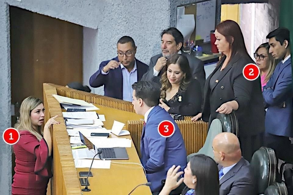 La coordinadora de la bancada de Morena, Anylú Hernández (1), junto con la Diputada emecistas Rocío Montalvo (2), reprocharon al Oficial Mayor, Joel Treviño (3), su papel en elección de Mesa Directiv