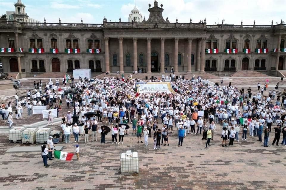 Los manifestantes se concentraron en la Explanada de los Héroes.