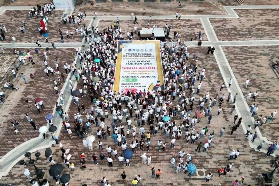 Los asistentes a la protesta criticaron los foros realizados supuestamente para atender recomendaciones sobre la reforma judicial.