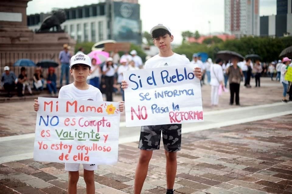 Jóvenes, familiares de integrantes del Poder Judicial, se unieron a la protesta.