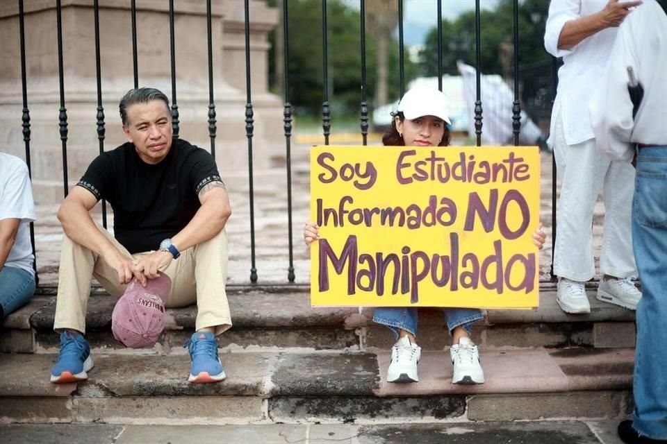 El llamado a dar revés a la reforma judicial se expuso por los estudiantes en varias pancartas.