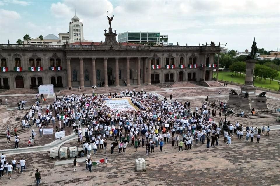 La concentración estuvo encabezada ahora por jóvenes y estudiantes.