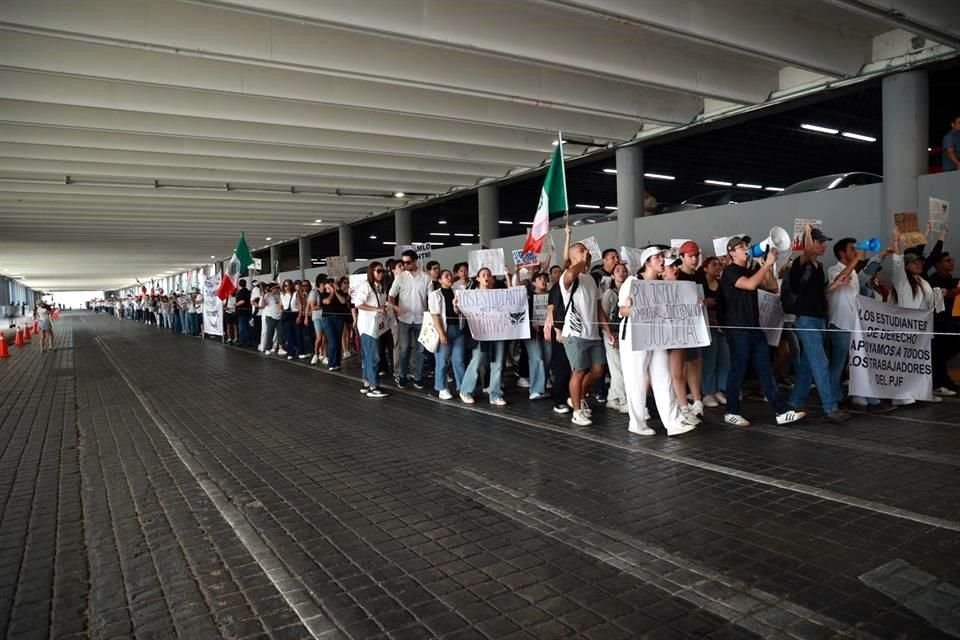 Los asistentes marcharon hacia el Congreso local a exigir a los Diputados no votar a favor de la reforma judicial.