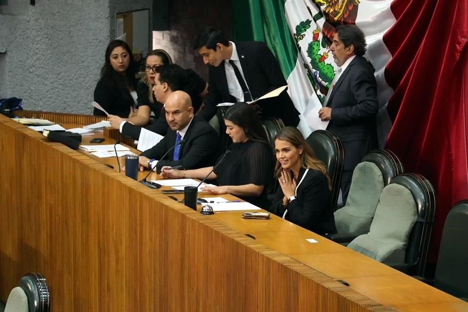 Sin representantes del Estado y con Diputados bajo protesta, el Congreso local arranca sesión solemne que da inicio a nueva Legislatura.