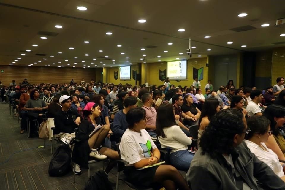 La Sala Clementina Díaz y de Ovando de la Filuni, donde se presentó la autora, lució repleta de jóvenes, varias y varios de ellos con aspiraciones literarias.