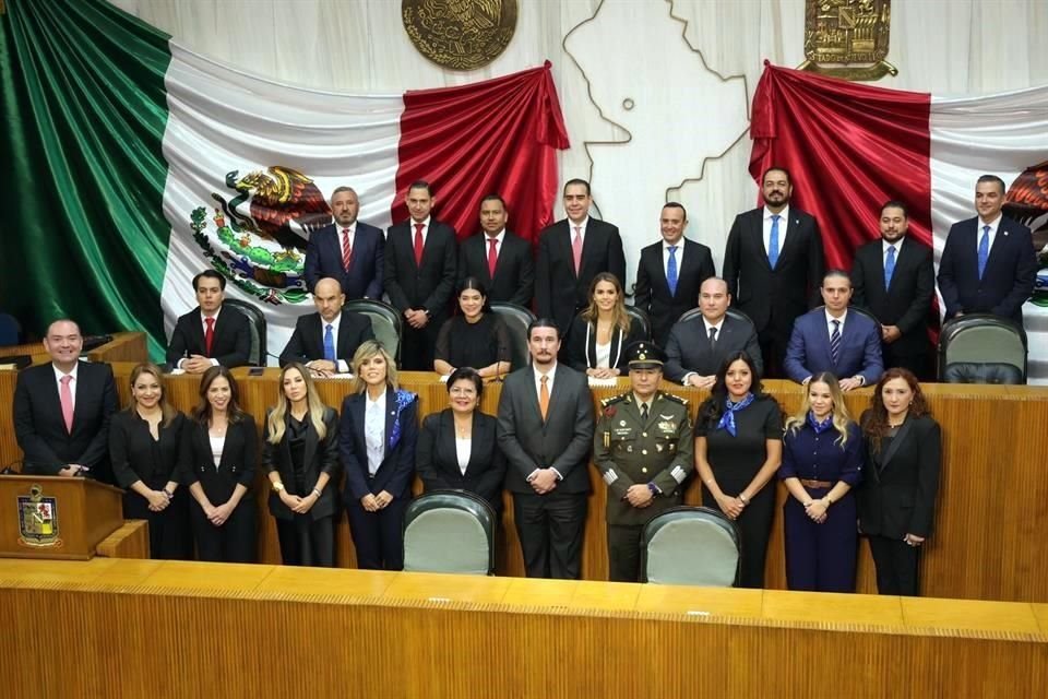 Los Diputados de MC y Morena se ausentaron en la fotografía del final de la sesión solemne.