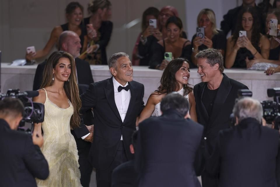 En la alfombra roja de la proyección estelar de 'Wolfs', George Clooney y Brad Pitt presumieron a sus parejas Amal Clooney e Inés de Ramón.