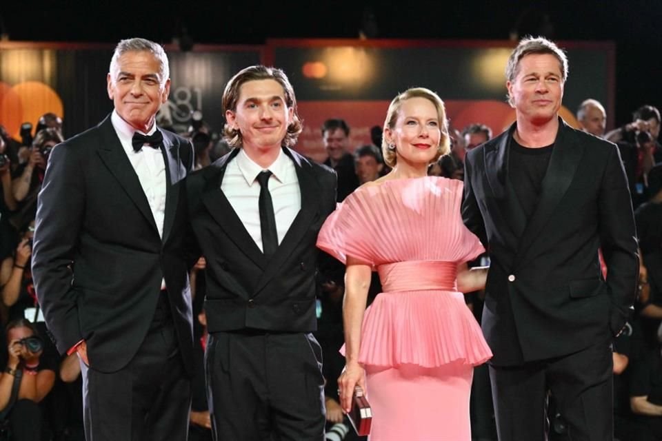 George Clooney, Austin Abrams, Amy Ryan y Brad Pitt posaron para la foto del recuerdo a nombre de la producción de 'Wolfs'.