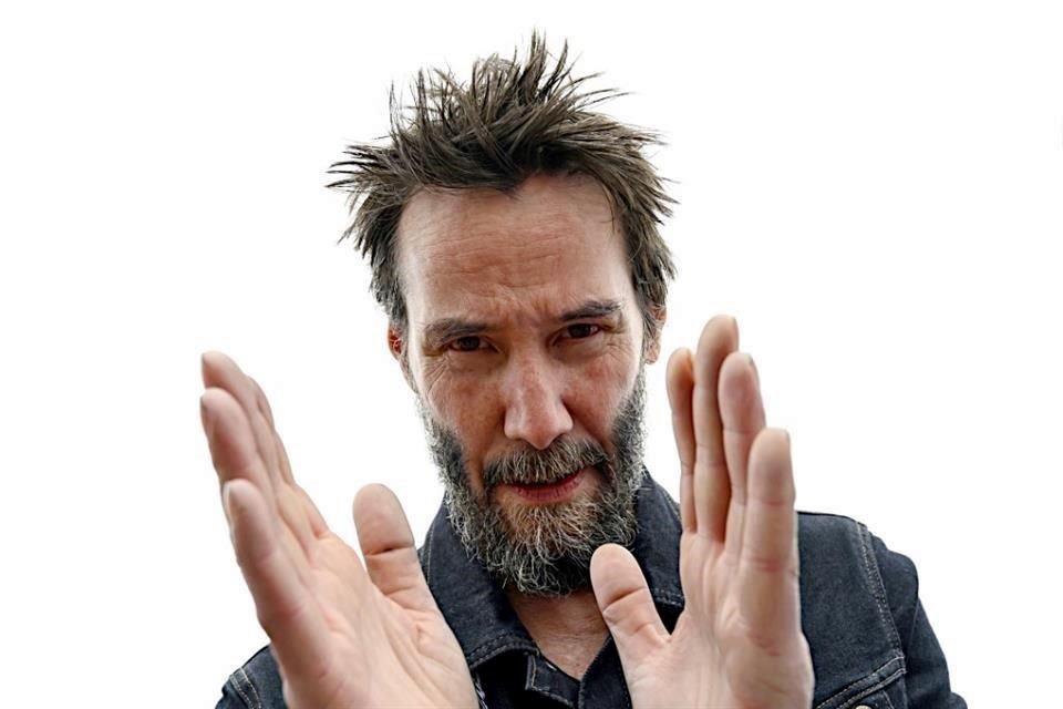 Keanu Reeves, quien cumple 60 años, ha destacado por su pensamiento flexible y por tener una vida normal más allá de la de una celebridad.