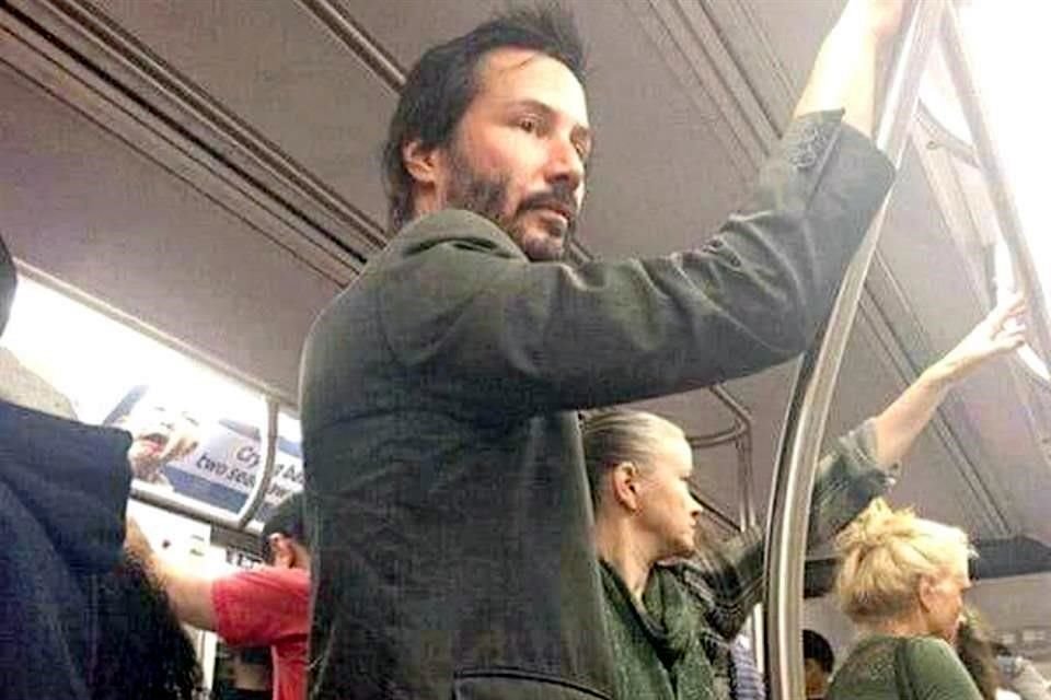 Keanu brilla constantemente por su generosidad, incluso cediendo su asiento cuando viaja en metro.