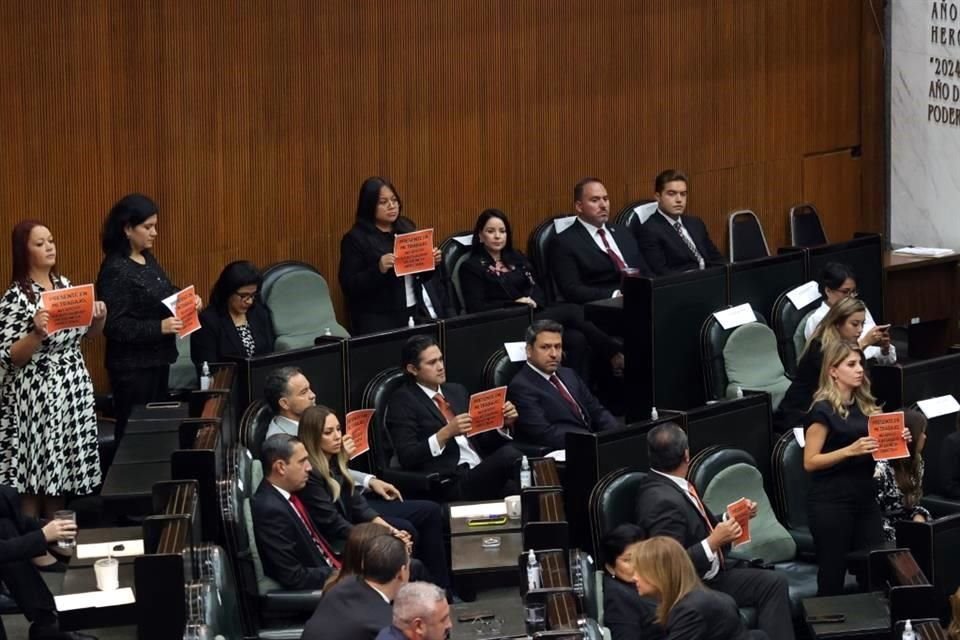 Diputados de la bancada de MC participaron bajo protesta en la primera sesión de la nueva Legislatura.