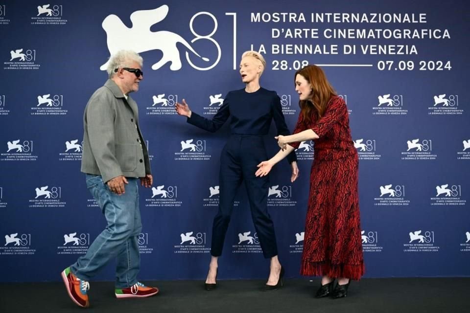 En el filme, Tilda Swinton es una corresponsal de guerra que sufre un cáncer terminal, mientras que Julianne Moore da vida a una novelista y amiga que acepta acompañarla en sus últimos momentos.