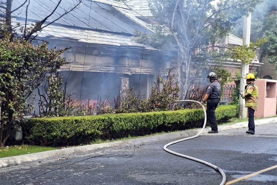 El incendio consumió un salón de la casa y parte del jardín.