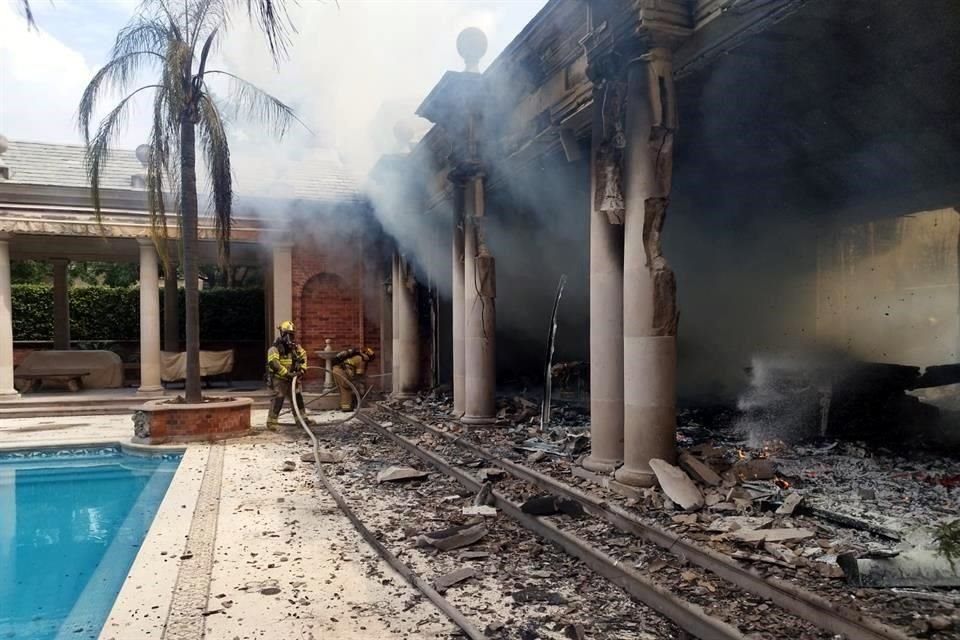 El fuego causó daños en un salón ubicado en el área del jardín de la residencia ubicada en la Col. Palo Blanco, en San Pedro.
