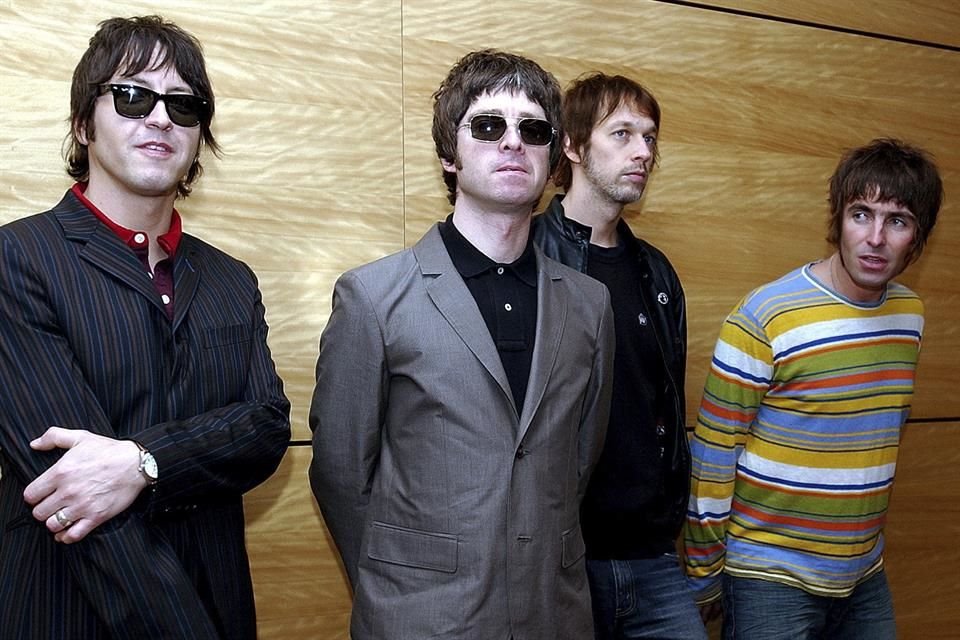 Oasis insinuó gira en México y EU para 2025 con misteriosos carteles en NY y CDMX, avivando rumores de su esperado regreso a los escenarios.