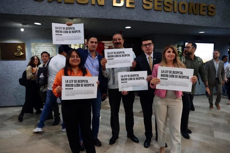 Previo al arranque de ésta, con cartelones, legisladores de MC, Morena, PVEM y PT, anunciaron que no avalarán el orden del día de las sesiones si no se vota una nueva mesa directiva.