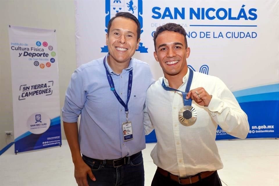 El Alcalde Daniel Carrillo y el medallista olímpico Juan Manuel Celaya.