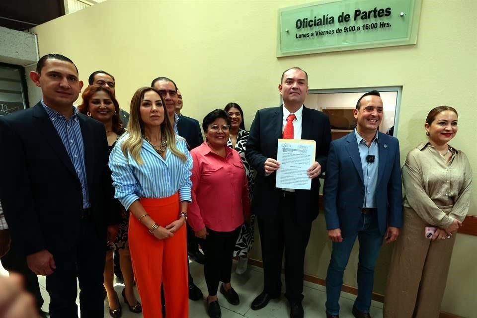 Los líderes de las fracciones del PAN, Carlos de la Fuente; del PRI, Herberto Treviño, y del PRD, Perla Villarreal, presentaron un escrito con esa petición en la Oficialía de Partes de Legislatura.