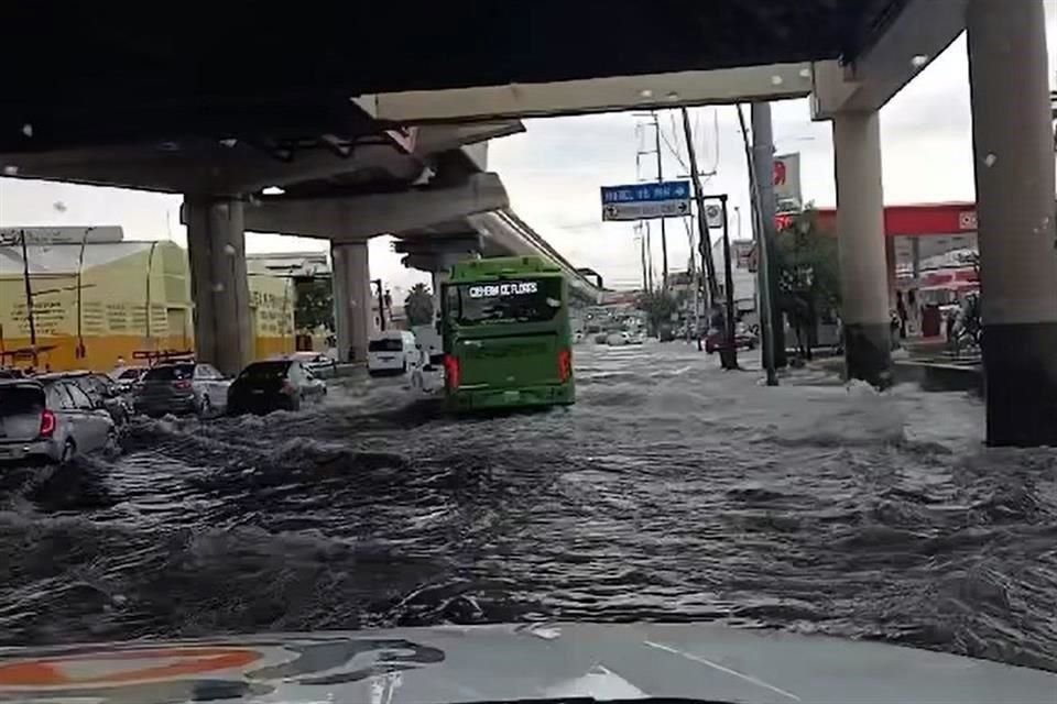 La lluvia comenzó a registrarse hoy en el área metropolitana cerca de las 15:00 horas.