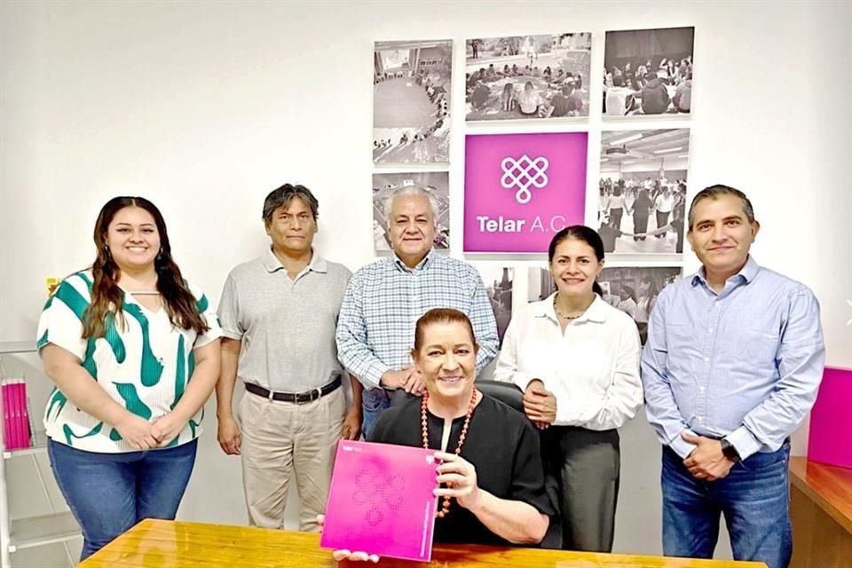 Laileth Guevara (izq. a der.), Rosendo Castro, Hugo Camacho, Velia González y Ricardo Rodríguez integran el equipo que dirige Alejandra 'Kana' Fernández (centro), en Telar, A. C.