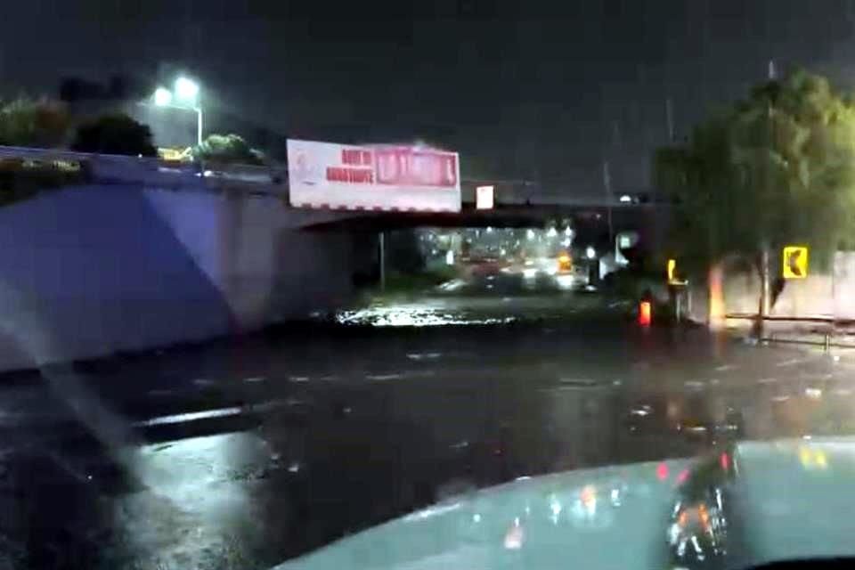 Las precipitaciones causaron que se inundara un paso a desnivel de la Av. Constitución, a la altura de la calle Padre Mier.