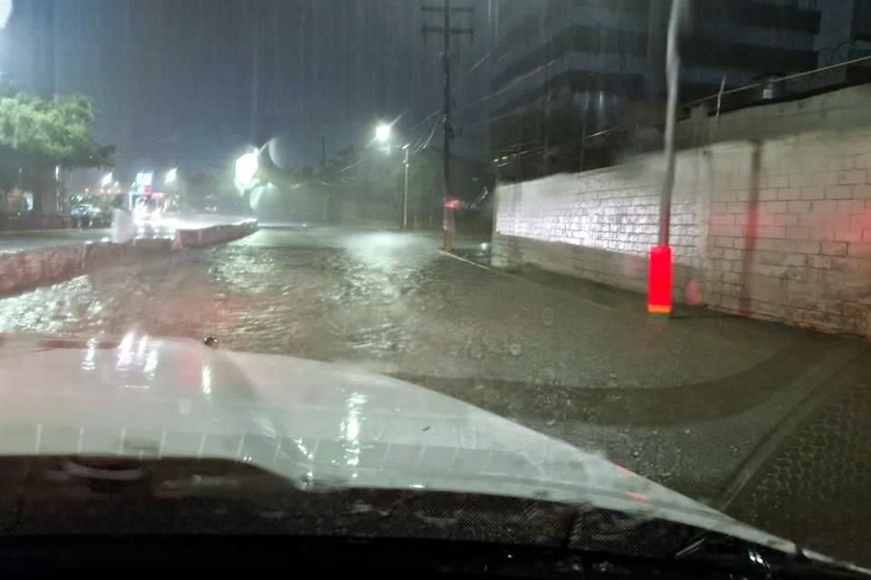 La caída de la lluvia provocó una laguna en la Avenida Morones Prieto a la altura de la calle Juárez.