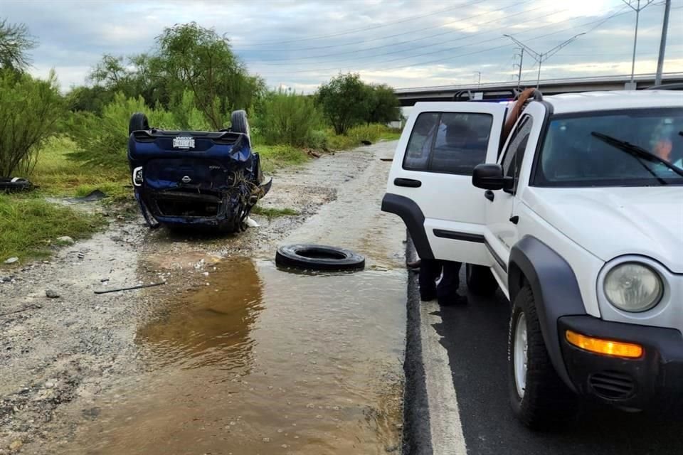 Un conductor vuelca su vehículo en la Autopista al Aeropuerto, luego de perder el control por un encharcamiento causado por las lluvias.