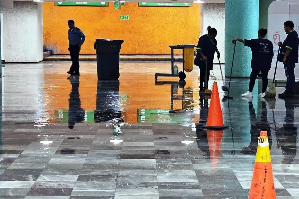 Usuarios del Metro reportaron encharcamientos en estaciones de la Línea 2.