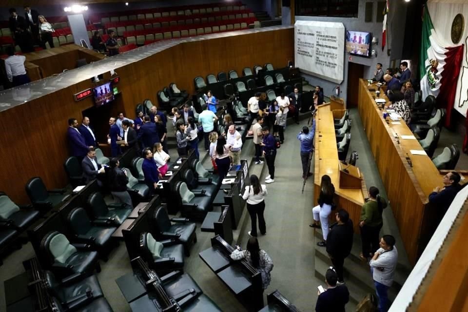 A las 11:30 horas, al interior del recinto, se empezó el pase de lista para la sesión convocada a las 11:00 horas.