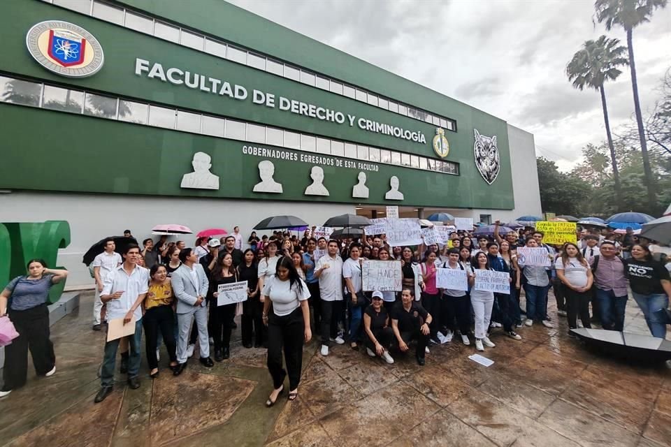 Los alumnos, en compañía de integrantes de ese Poder, protestaron de manera pacífica al exterior del edificio de Derecho.