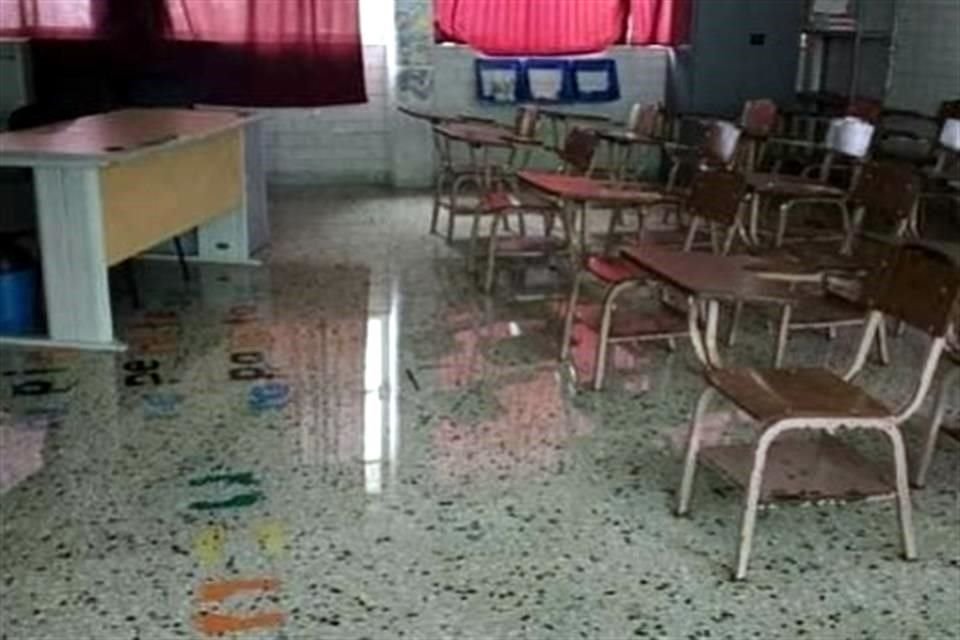 Una escuela primaria en la Colonia La Ermita, en Santa Catarina, exhibe filtraciones de agua y goteras que encharcaron el plantel.