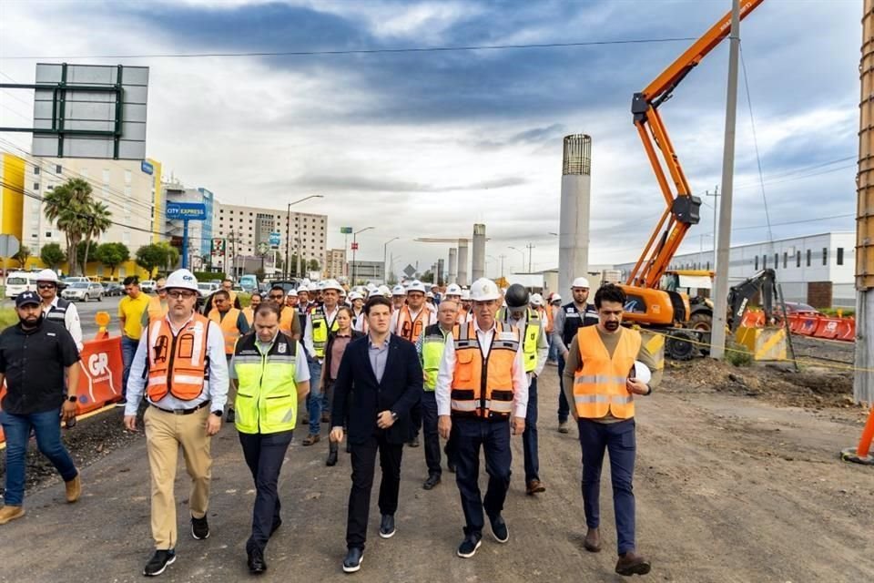 Samuel García aprovechó la visita para agradecer el desempeño de los trabajadores que laboran en este proyecto.